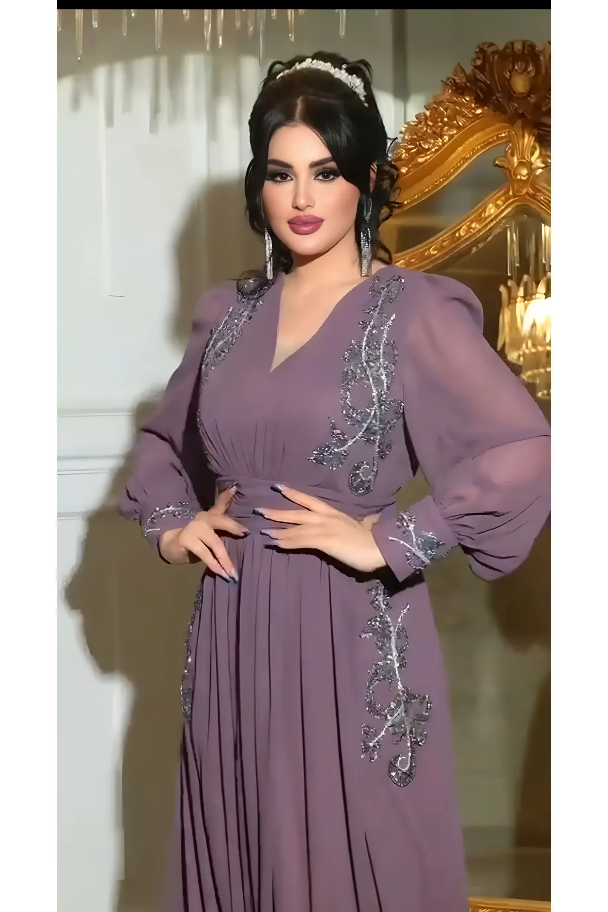 فساتين سهرة مطرزة بأكمام طويلة على شكل حرف V