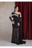 فستان أسود طويل بأكمام شفافة وتصميم أنيق