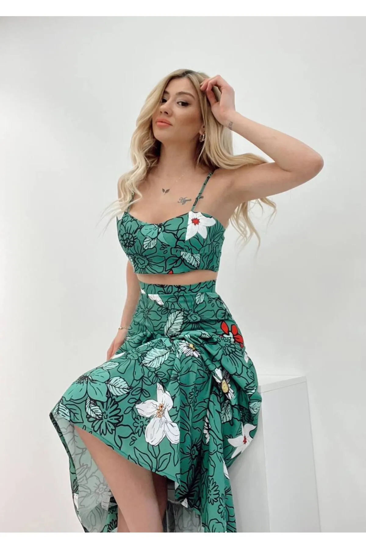 طقم NHMODA من قطعتين: تنورة قصيرة غير متماثلة وبنطال قصير مزخرف بنقشة زهور