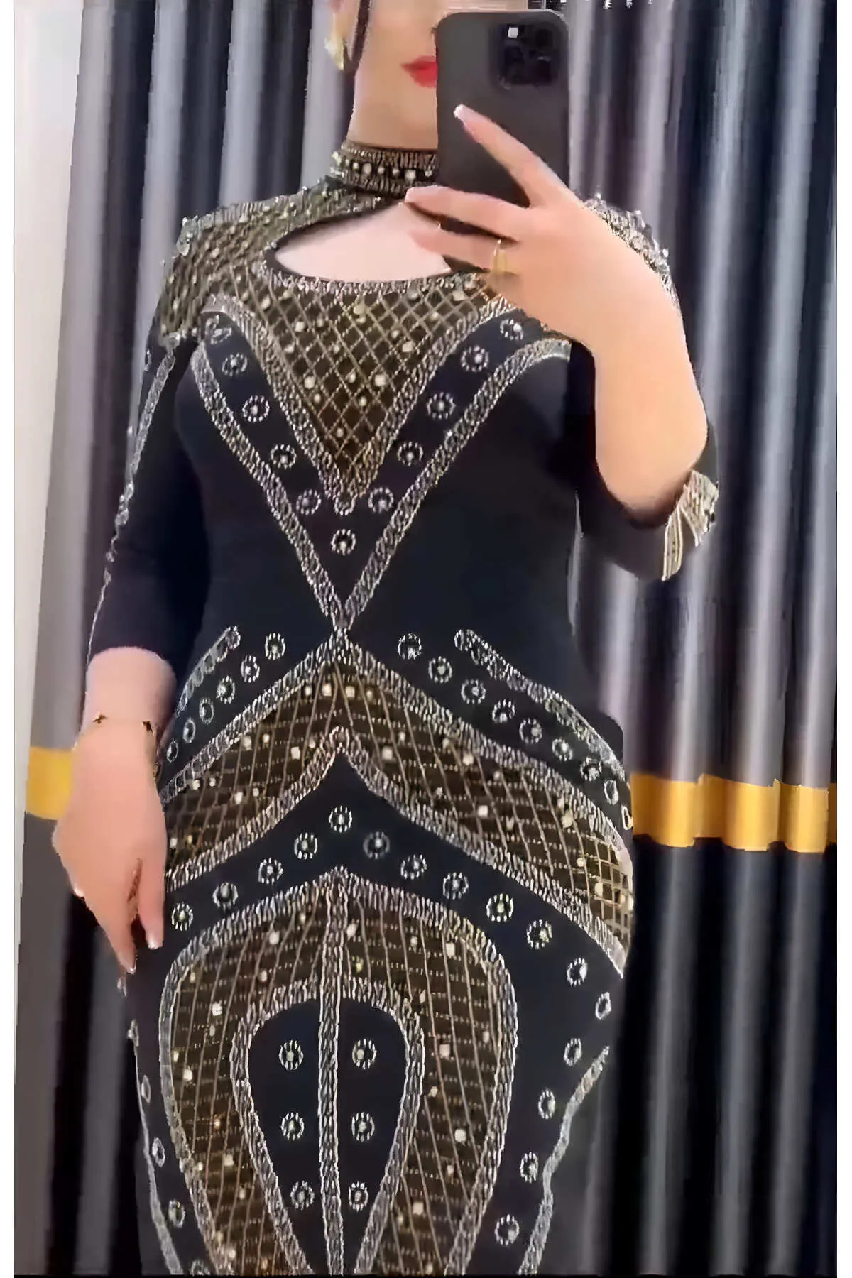 فستان سهرة أسود بنقشة هندسية