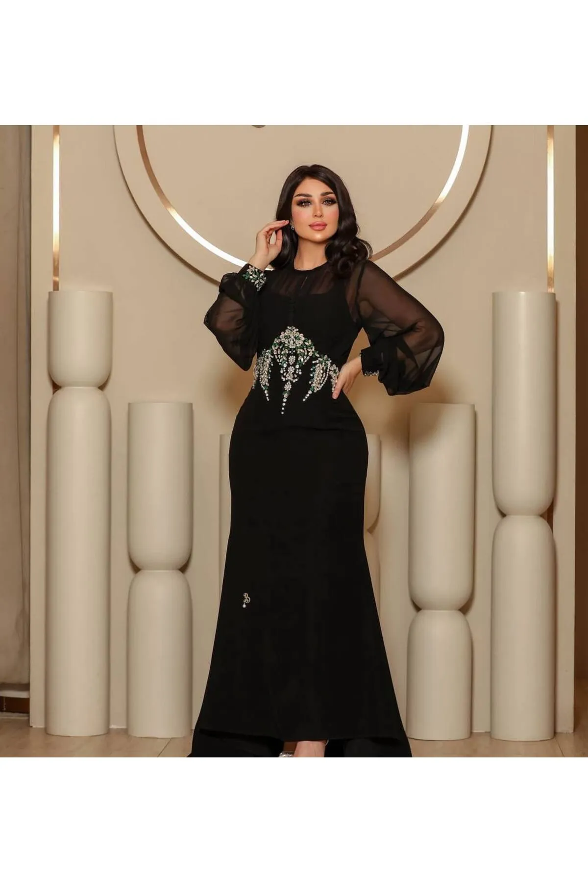 فستان سهرة طويل أسود بأكمام شفافة