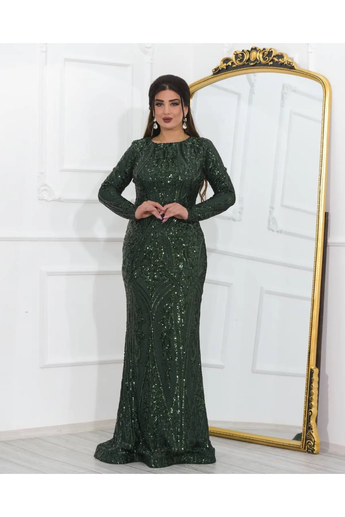 فستان سهرة بياقة قائمة