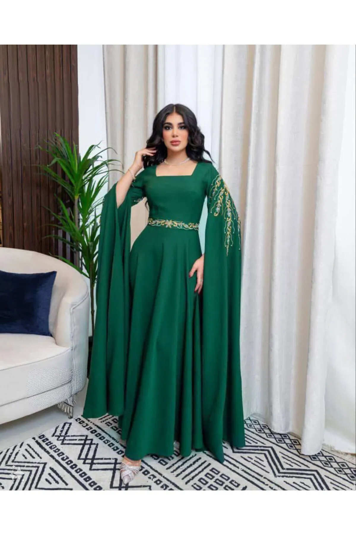 فستان سهرة بأكمام كاب