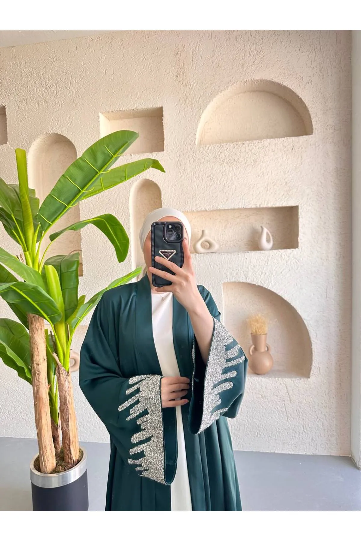 عباية مزدوجة بحزام مطرزة بالأحجار