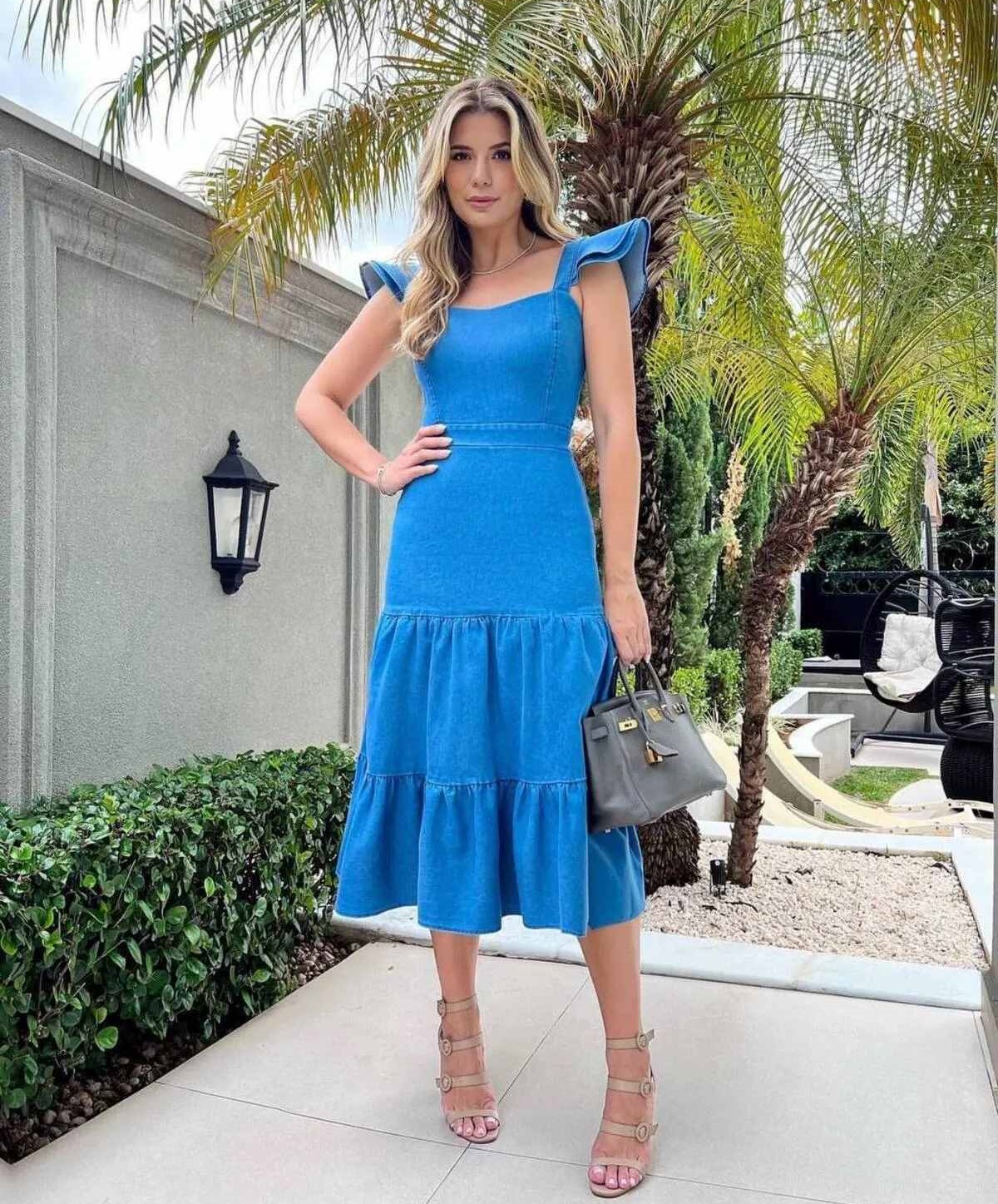 فستان NHMODA الكاجوال الواسع من قماش الدنيم المزخرف بأكمام مكشكشة ورقبة مربعة وطول متوسط ​​وتنورة متعددة الطبقات